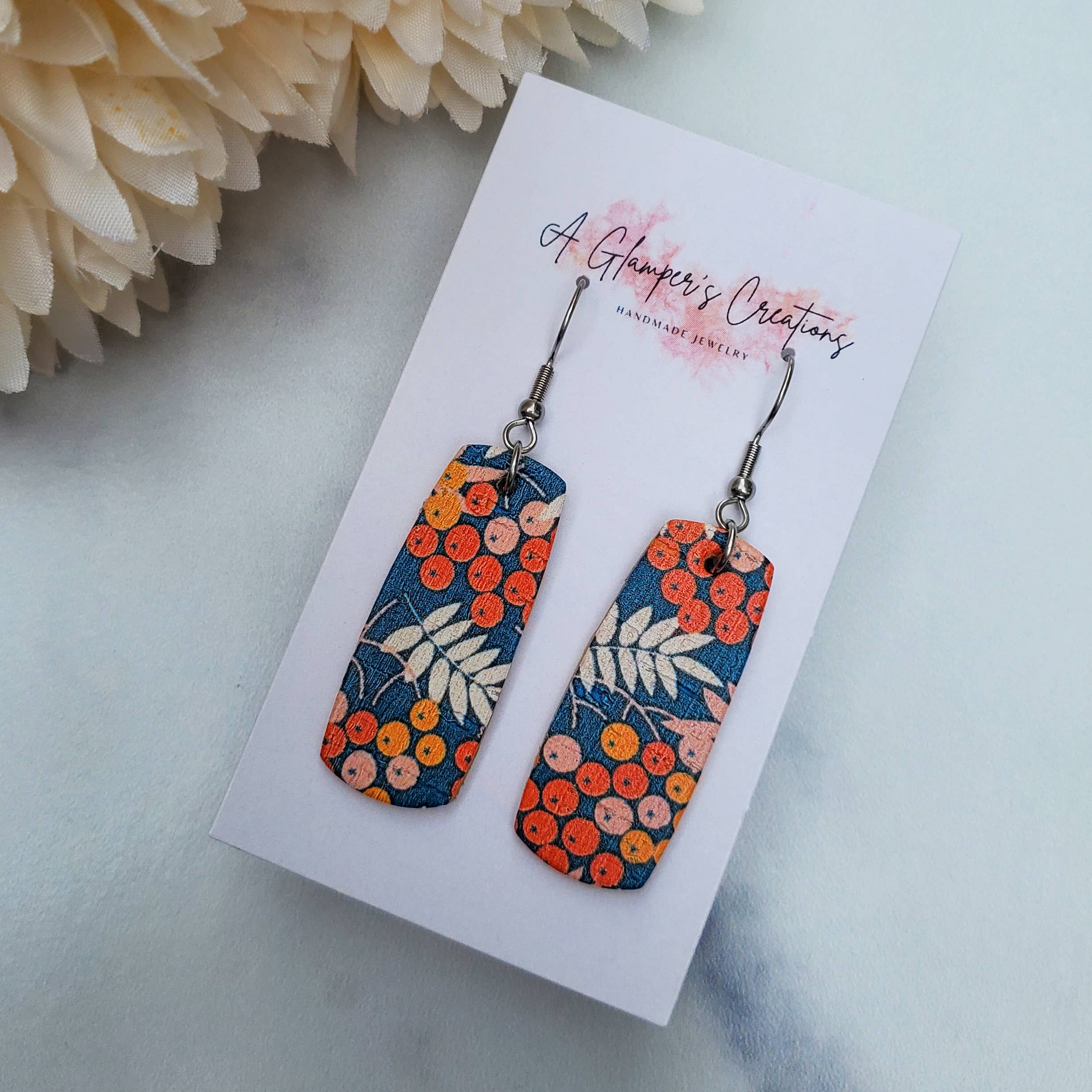 A Glamper's Creations LLC – wholesale Hängande örhängen – Höstblommiga på blå Mini Bar läderörhängen3