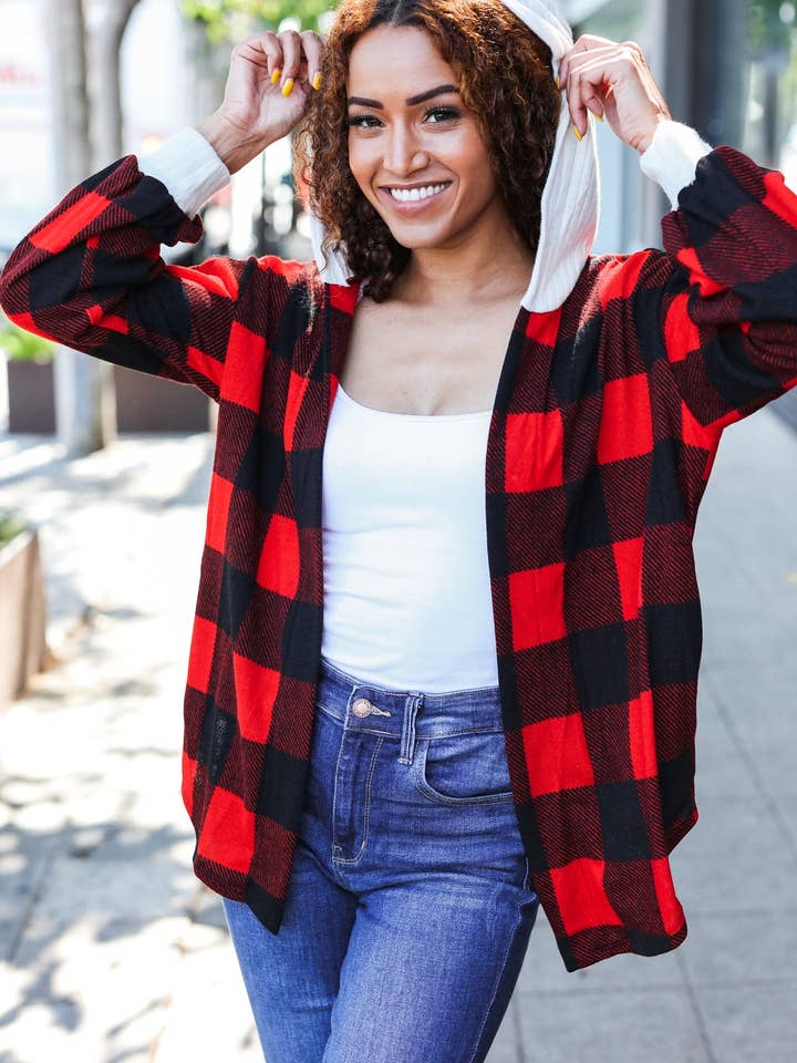 Rood/zwart geruite geribbelde jas met capuchon voor wholesale door Promenade