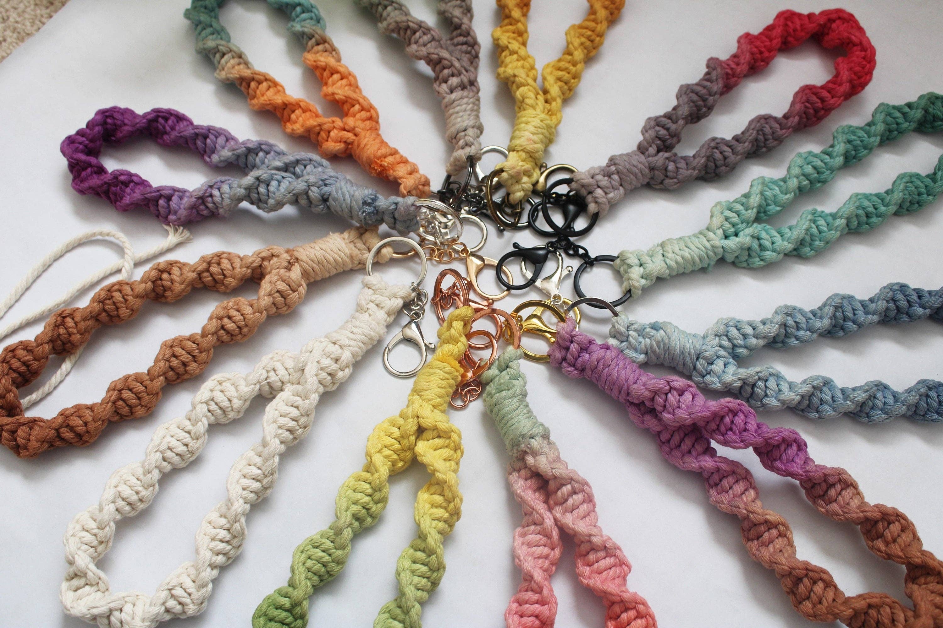 Handmade By Uruba - Vendita all'ingrosso Bracciale portachiavi - Portachiavi da polso in macramè colorato a mano con sfumature1