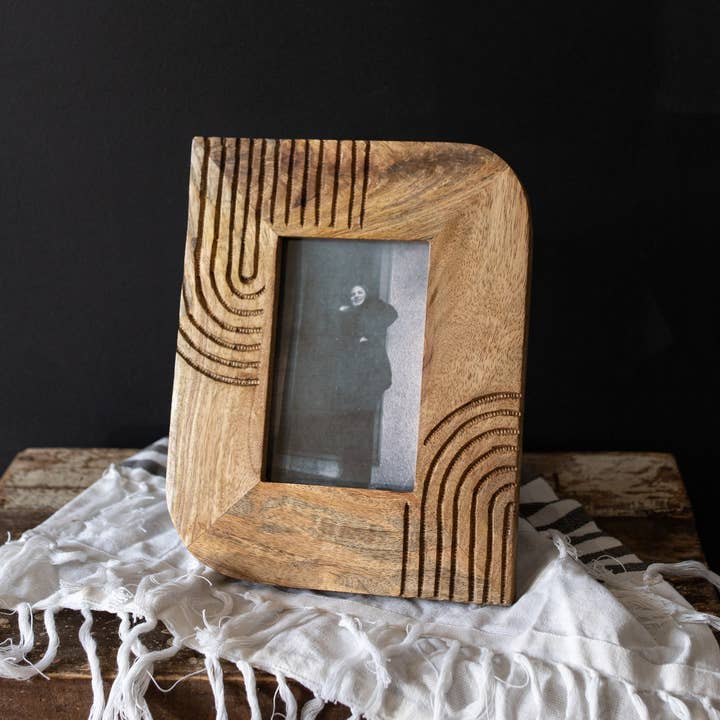 Foreside Home & Garden - Wholesale Picture Frame - Mela 4x6 Photo Carved Arch Picture Frame Mango Wood