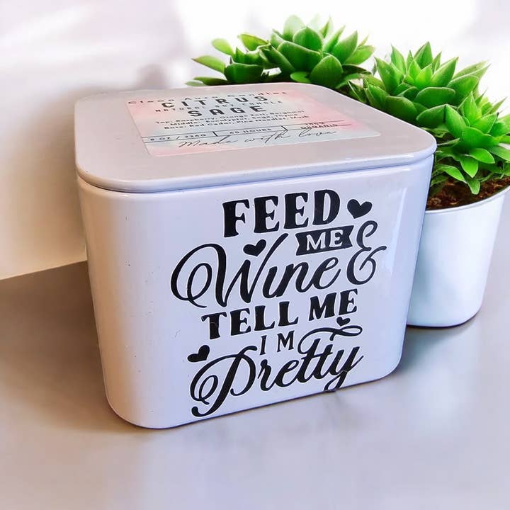 Sojawaskaars van 8 oz - Trendy metalen blikje met deksel, sterke geurworp, niet giftig - 'Feed Me Wine Tell Me I'm Pretty' - Perfect cadeau voor wijnliefhebbers, handgemaakt en herbruikbaar voor wholesale door Clean Aura Candles