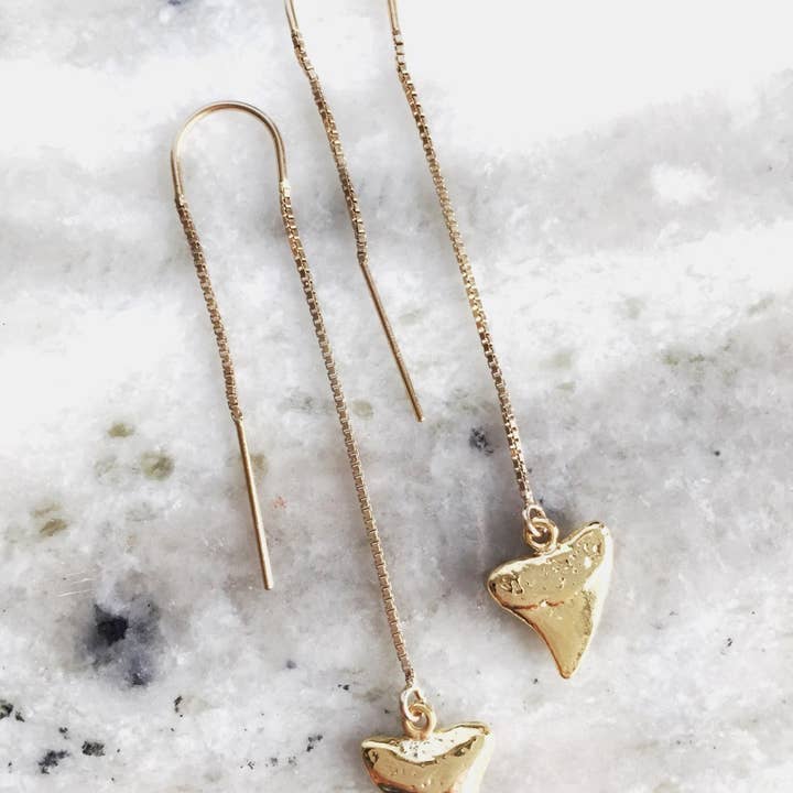 Ke Aloha Jewelry - Vendita all'ingrosso Orecchini pendenti - Orecchini infila denti di squalo oro Petite - Mano Petite