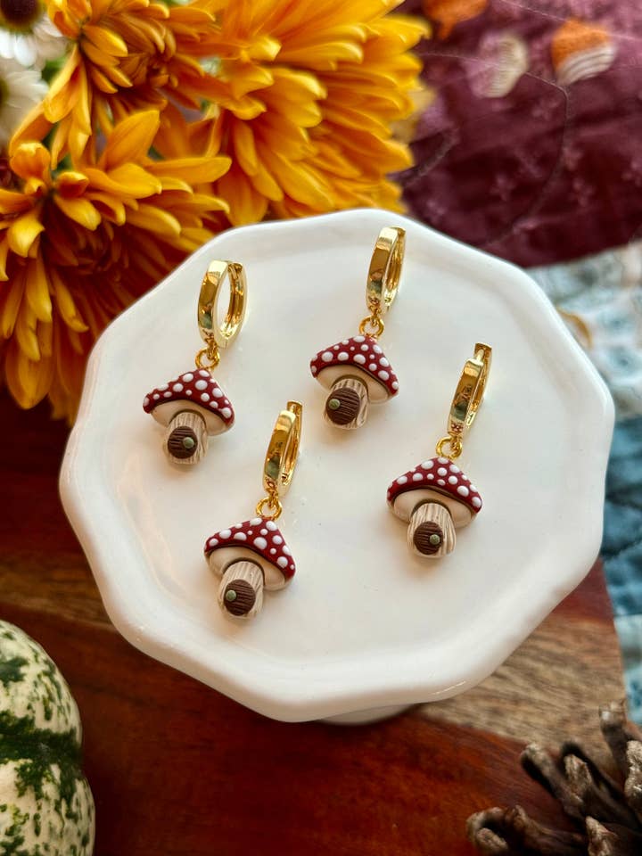 Boucles d'oreilles Huggie Maison de Fée Champignon pour la vente par Happy and Hannahmade