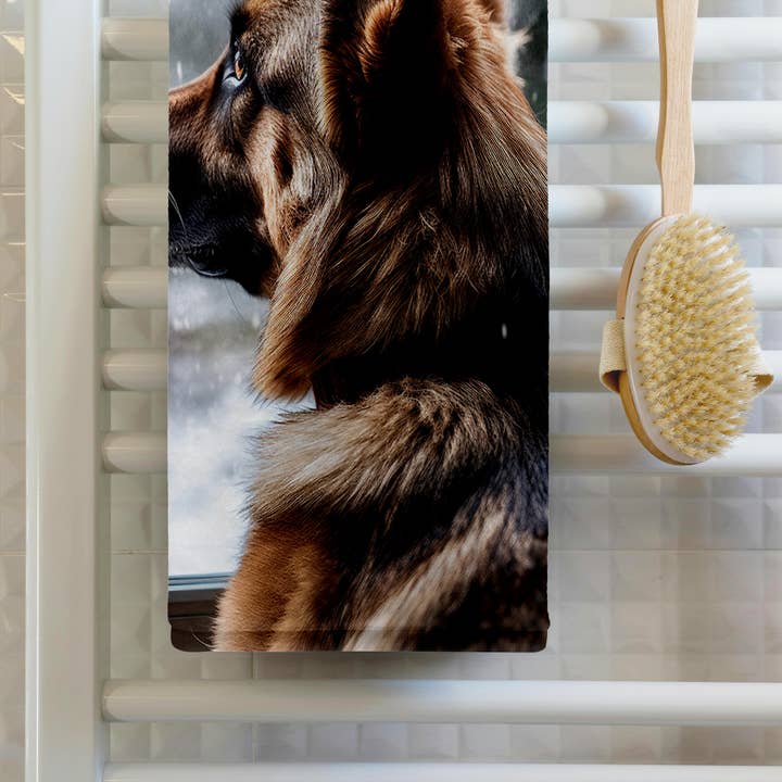 3dRose – Großhandel Badehandtuch – 3dRose, Fotografie eines Deutschen Schäferhundes, der aus einem Fenster auf den Schnee blickt., Handtuch1
