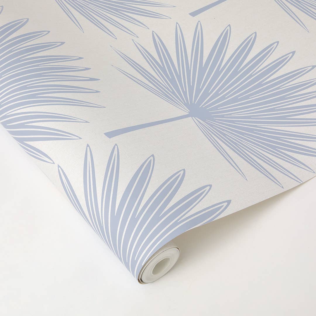 Blu Polvere e Bianco Sporco Carta da parati adesiva Palm Blue Stamped, 28 piedi quadrati in vendita all'ingrosso su Faire6