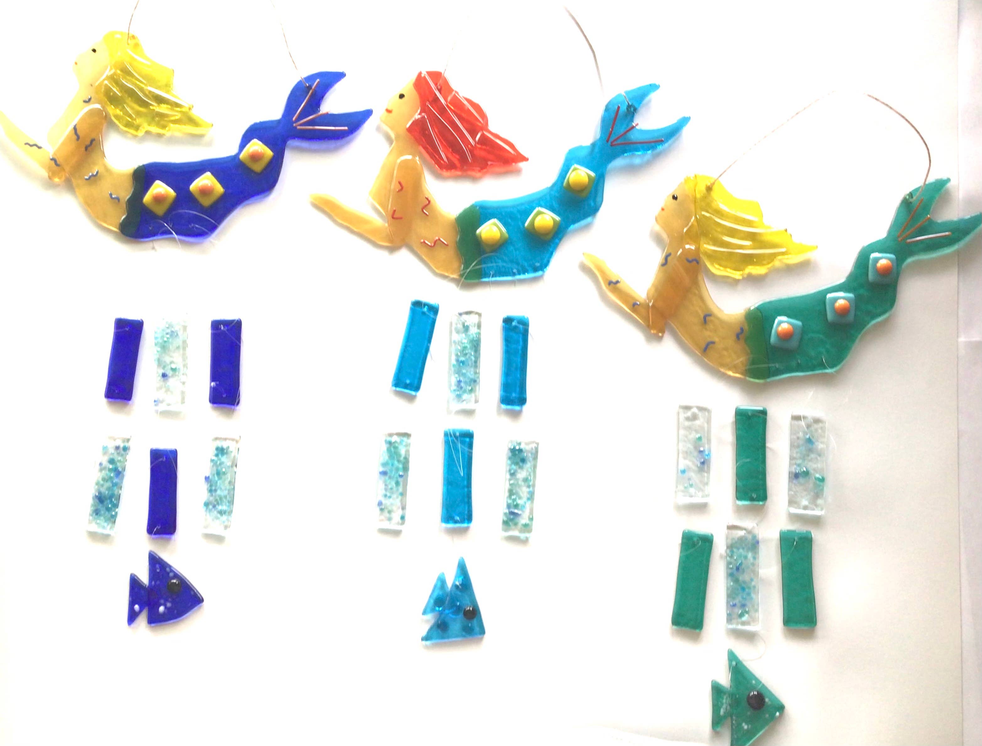 Aqua teal of blauwe staart met rood of blond haar Zeemeermin windgong. Handgemaakt glas voor meren of stranden. voor groothandel op Faire7