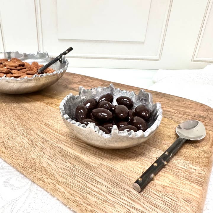 India Handicrafts Inc - Vendita all'ingrosso Ciotole/Piatti decorativi - Ciotola rotonda con bordo strappato in alluminio testurizzato, S5