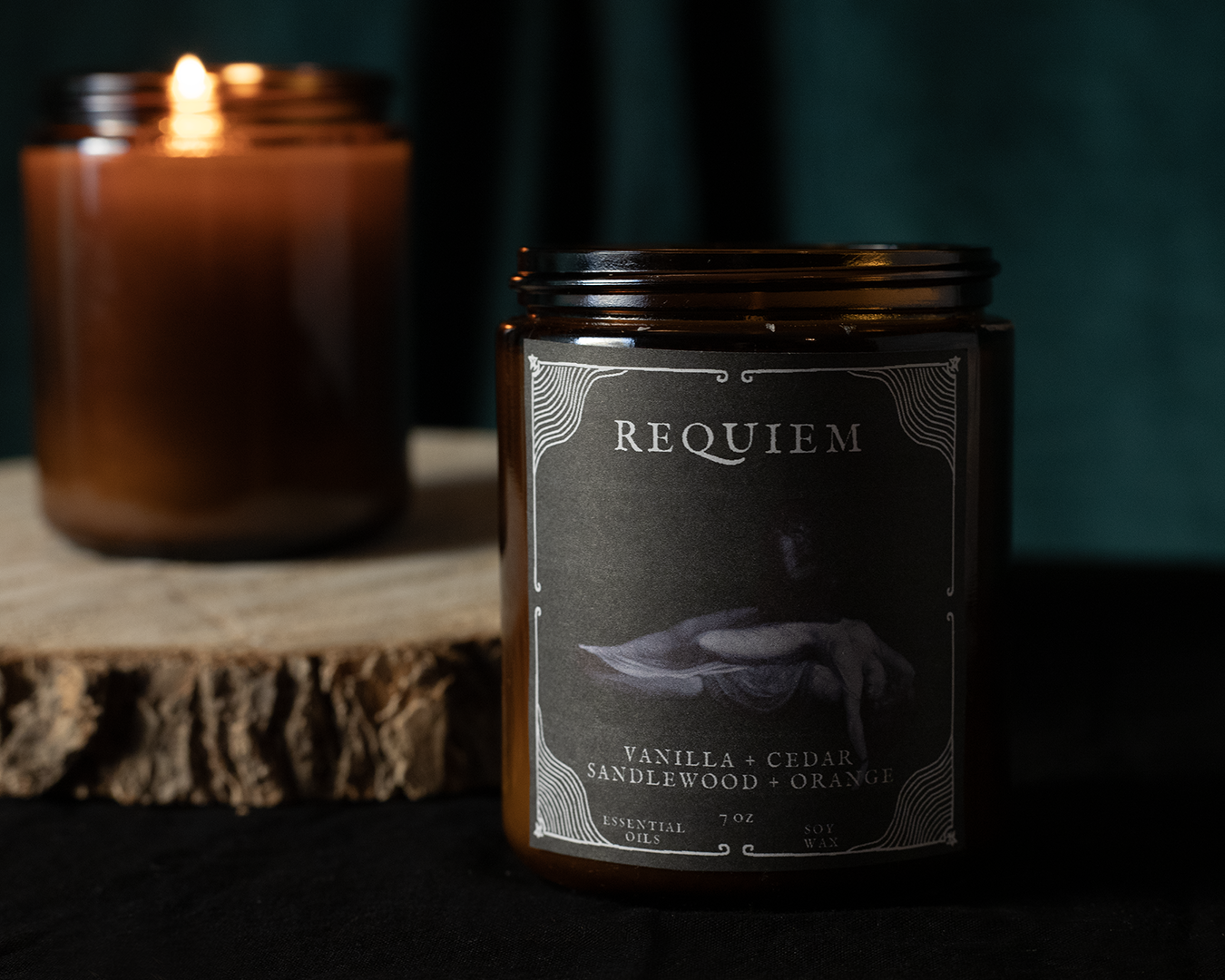 Dark Moon Parlour - Vente Bougie en bocal - Bougie Parfumée Requiem : 8 oz : Vanille + Bois de Santal + Cèdre1