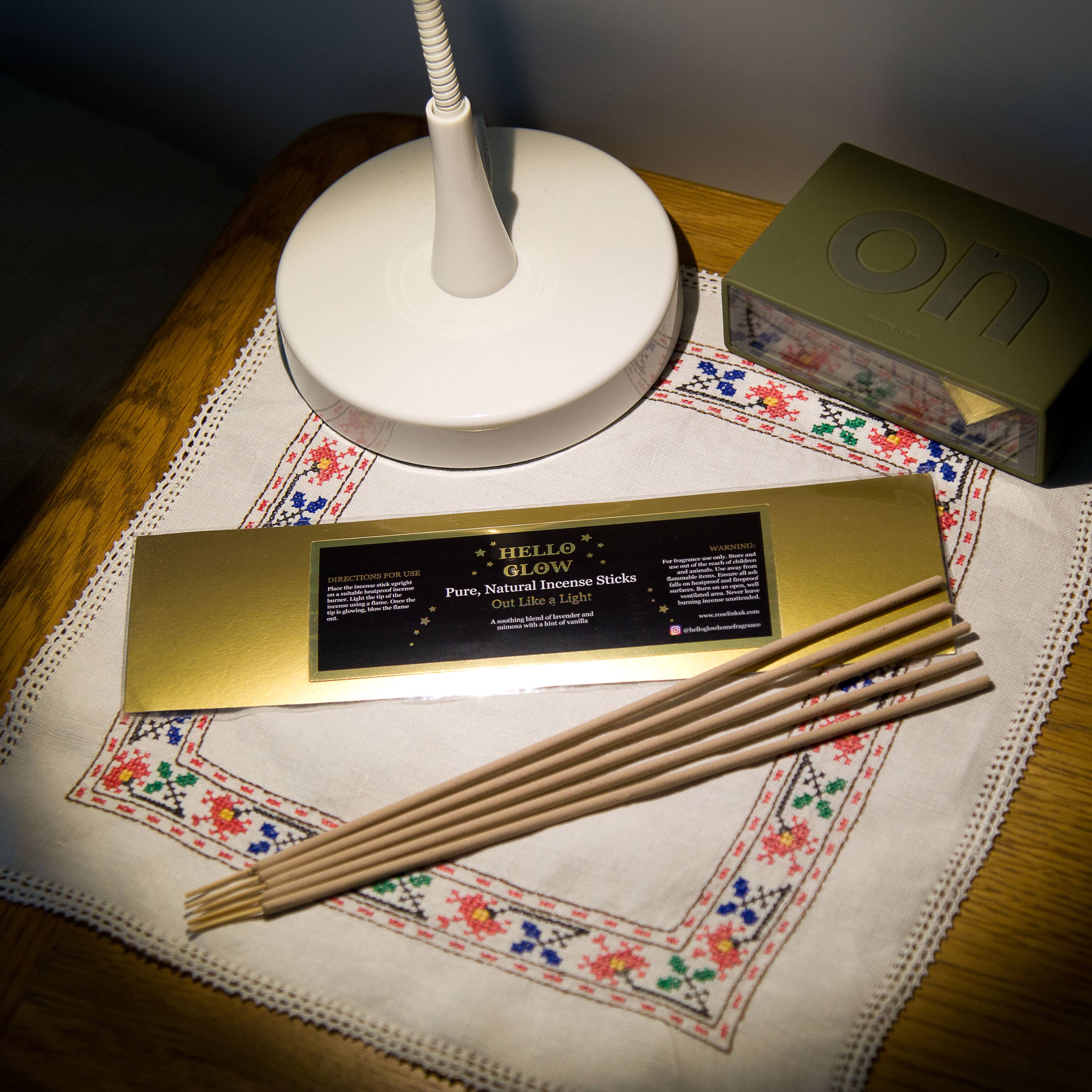 Hello Glow - Vente Encens - Bâtonnets d'encens naturels Hello Glow
Dehors comme une lumière1