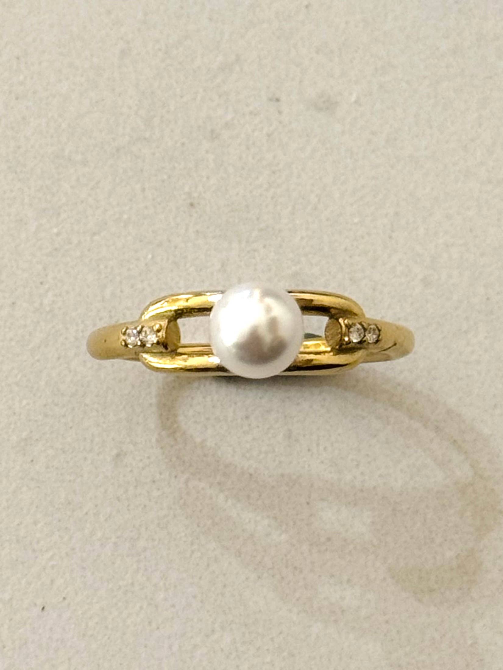 Cassette Barcelona - Vendita all'ingrosso Anelli multipietra - Anello Mayra Pearl Look con Zirconi Bianchi1