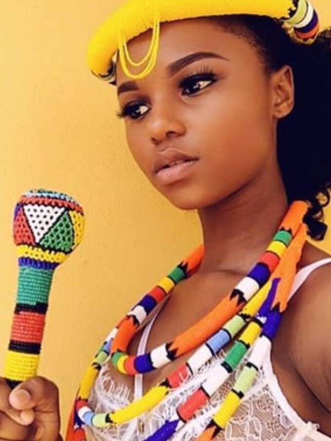 Collier multicolore, coiffe et ensemble Rungu + livraison gratuite pour la vente par Delight merchants