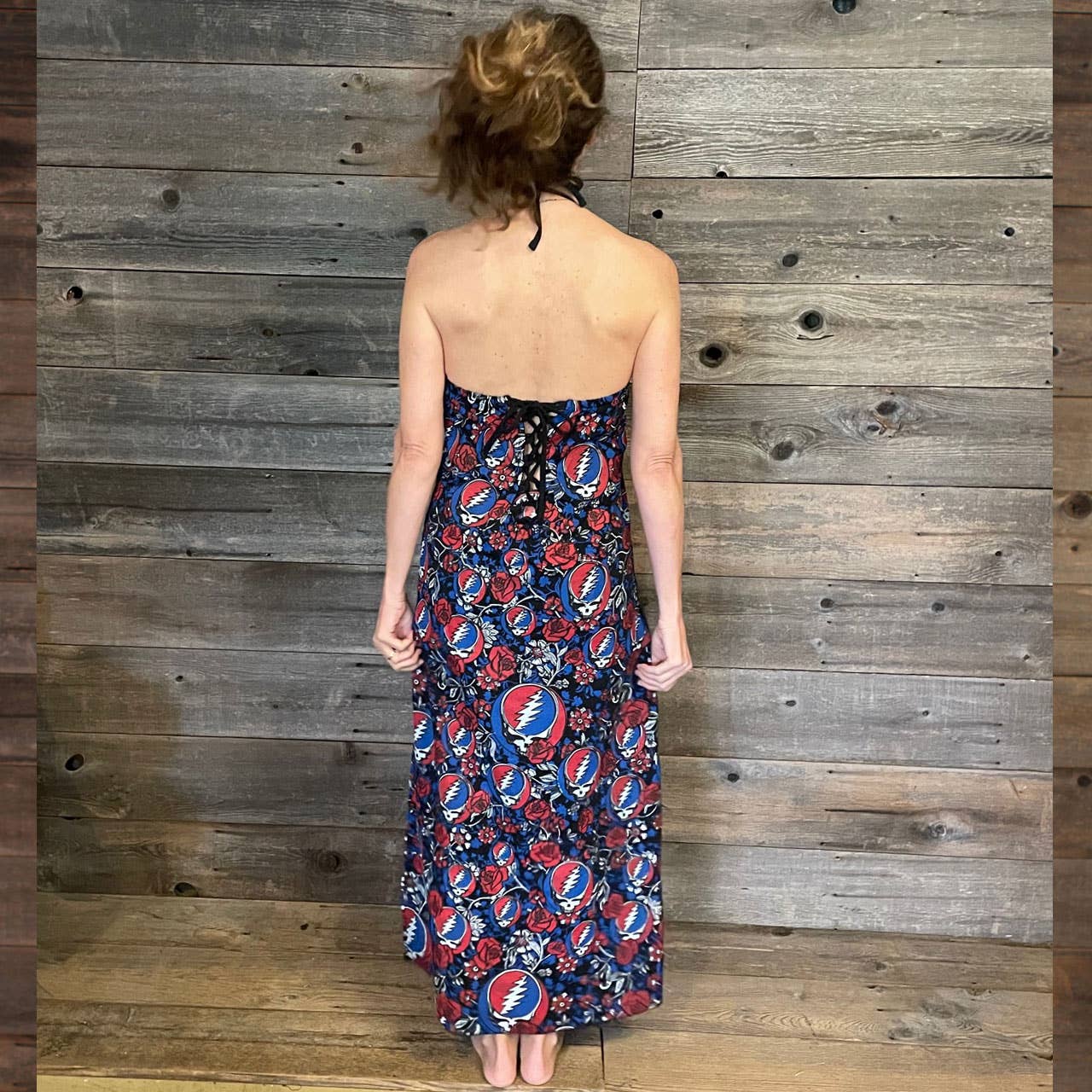 Zwart Grateful Dead Rozenprint Halter Maxi Jurk Boho Hippie voor groothandel op Faire2