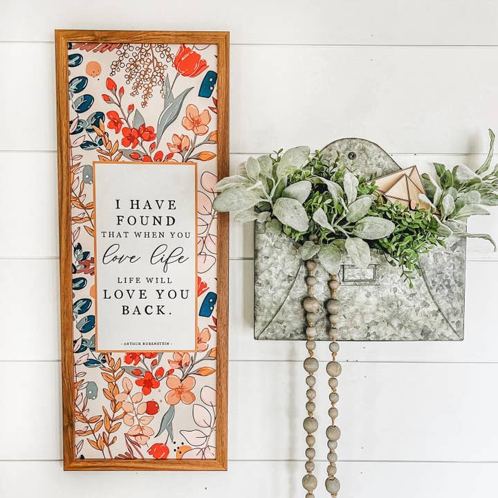 Citazione ispiratrice Love Life con sfondo floreale per la vendita all'ingrosso da parte di WillowBee Signs & Designs