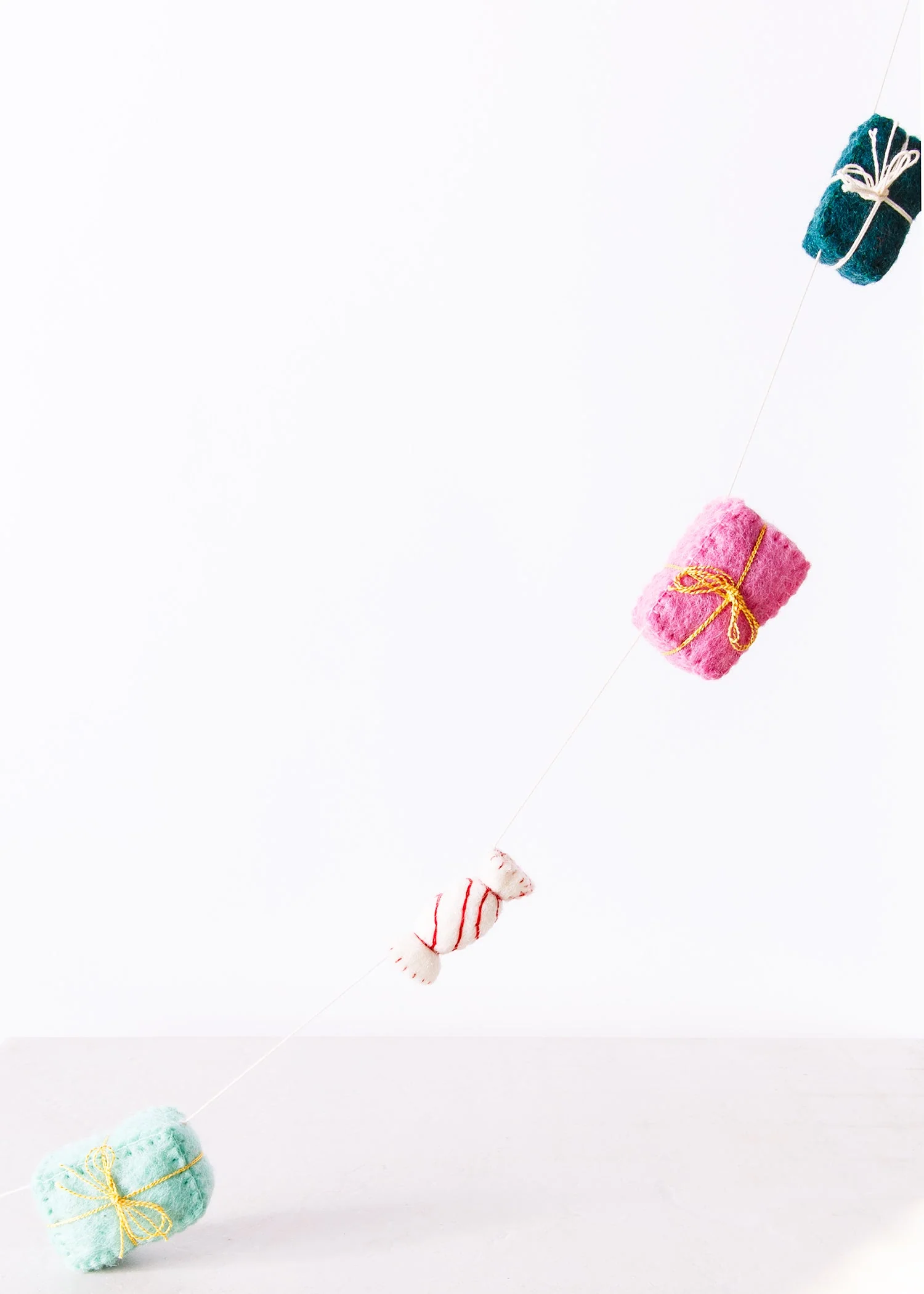 Global Goods Partners - Wholesale Bunting/Garland - Felt Gift Package Presents Garland5