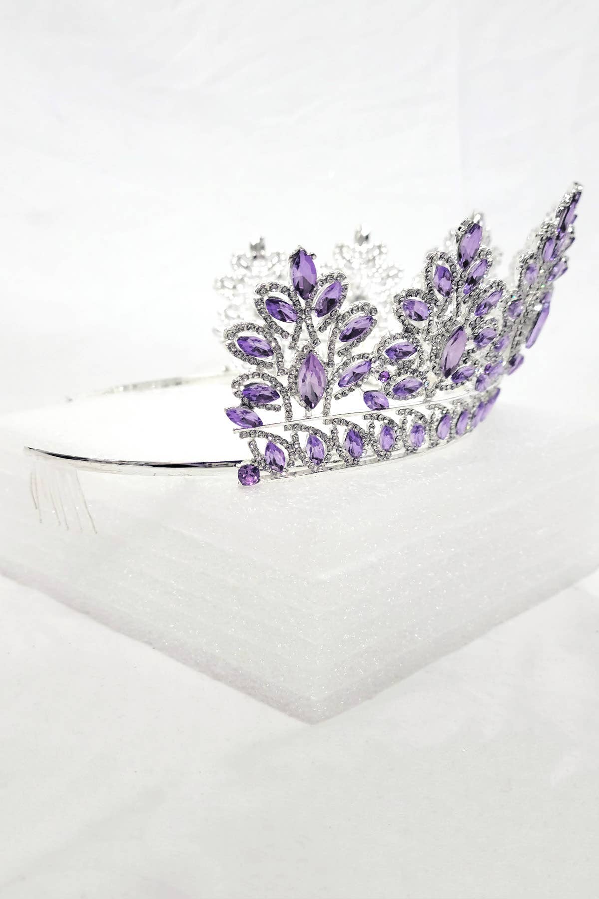 Chicas - Wholesale Tiara - Women's - One Size Fits All Metal Tiara With Rhinestones. HT93722