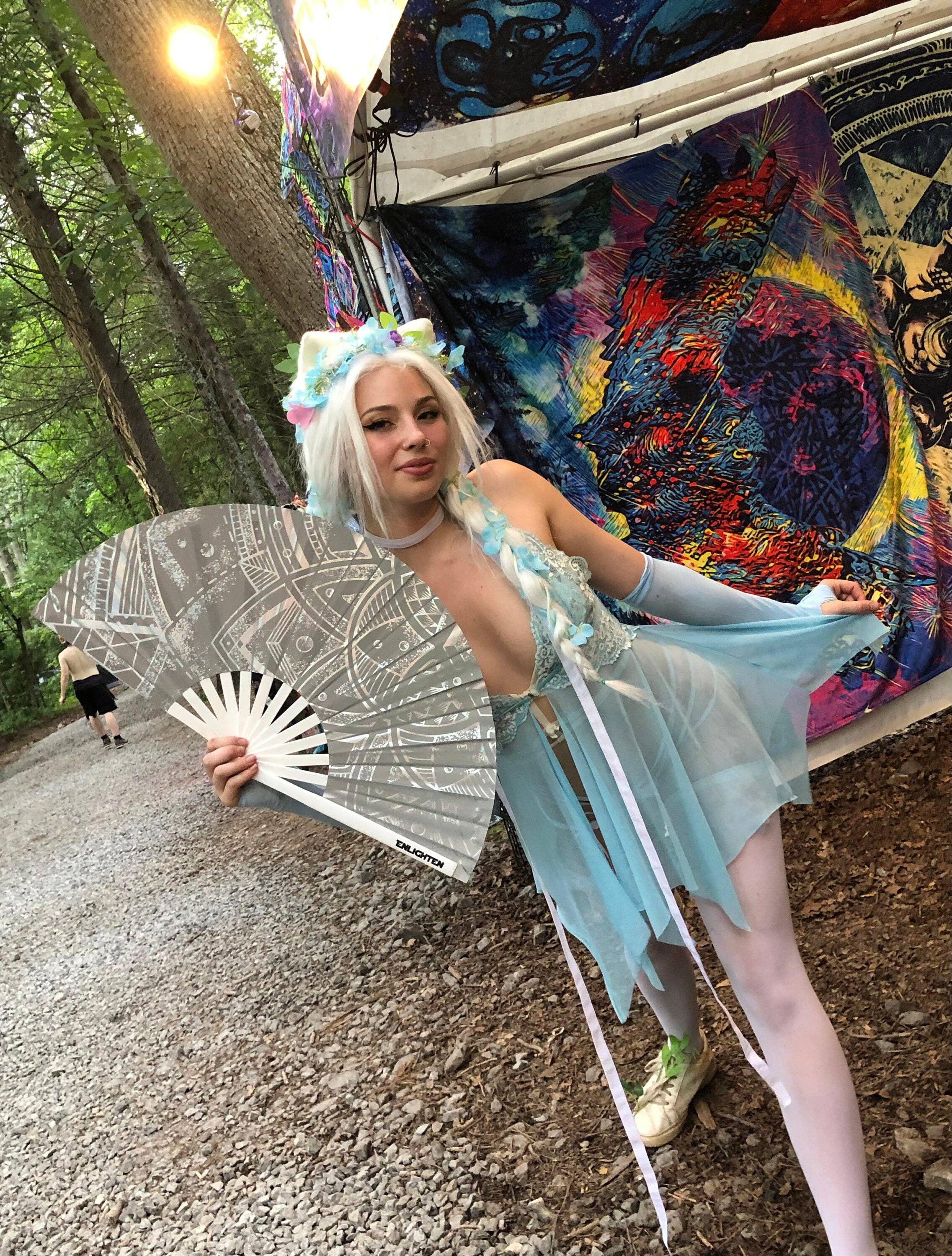 Enlighten – Großhandel Handfächer – Weißer und silberner hochsichtbarer reflektierender Rave-Fächer mit heiliger Geometrie – Kunst von Glen L. Thomson1