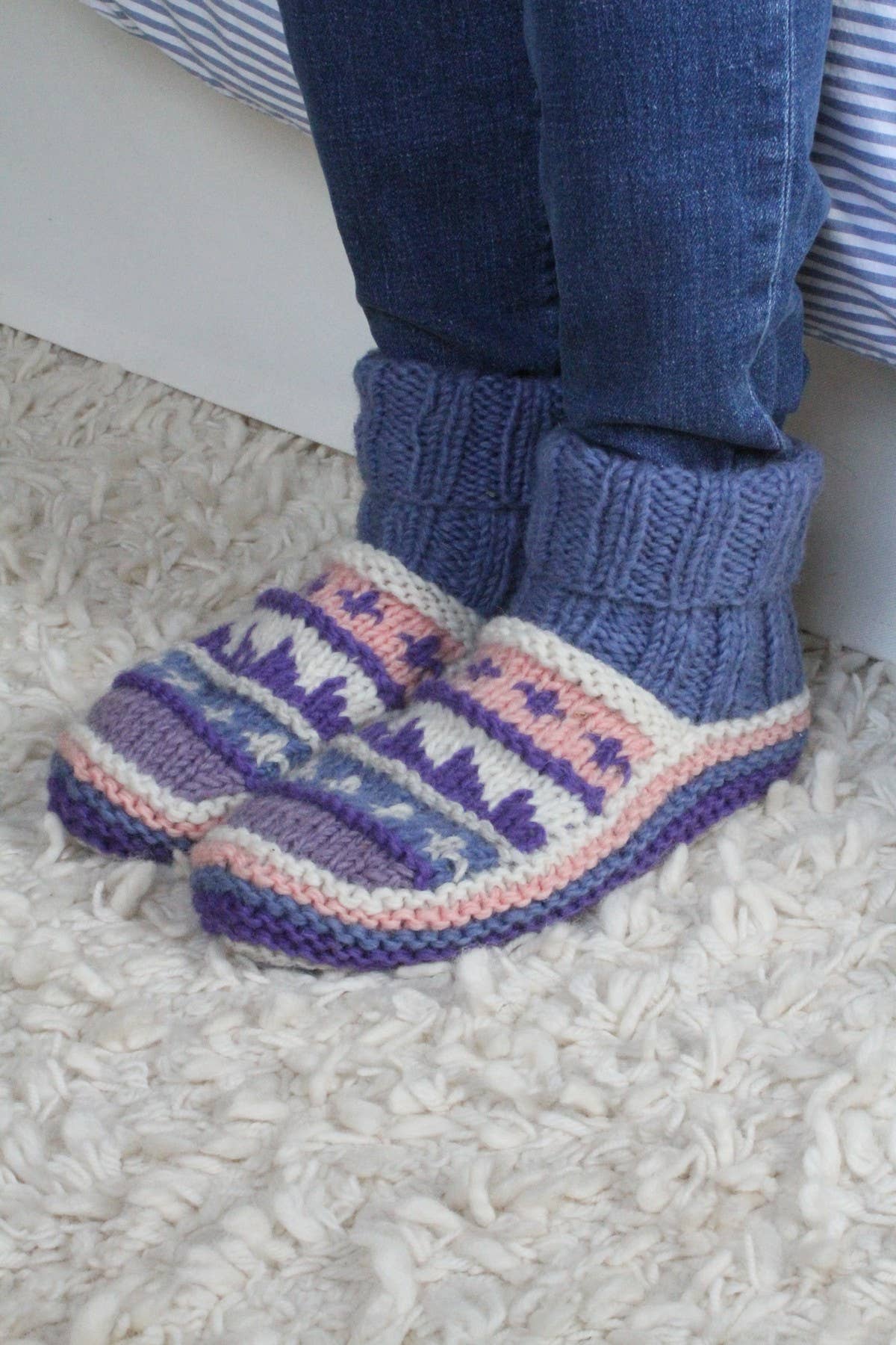 Jacaranda Chaussettes tricotées à la main classiques Fair Isle doublées pour l'intérieur violettes en vente sur Faire1