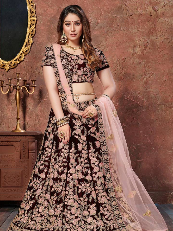 Maroon fløjl lehenga choli til indisk og pakistansk bryllupsfestival - pailletter og trådbroderi, dori-arbejde for engroshandel hos HATKE BRIDE