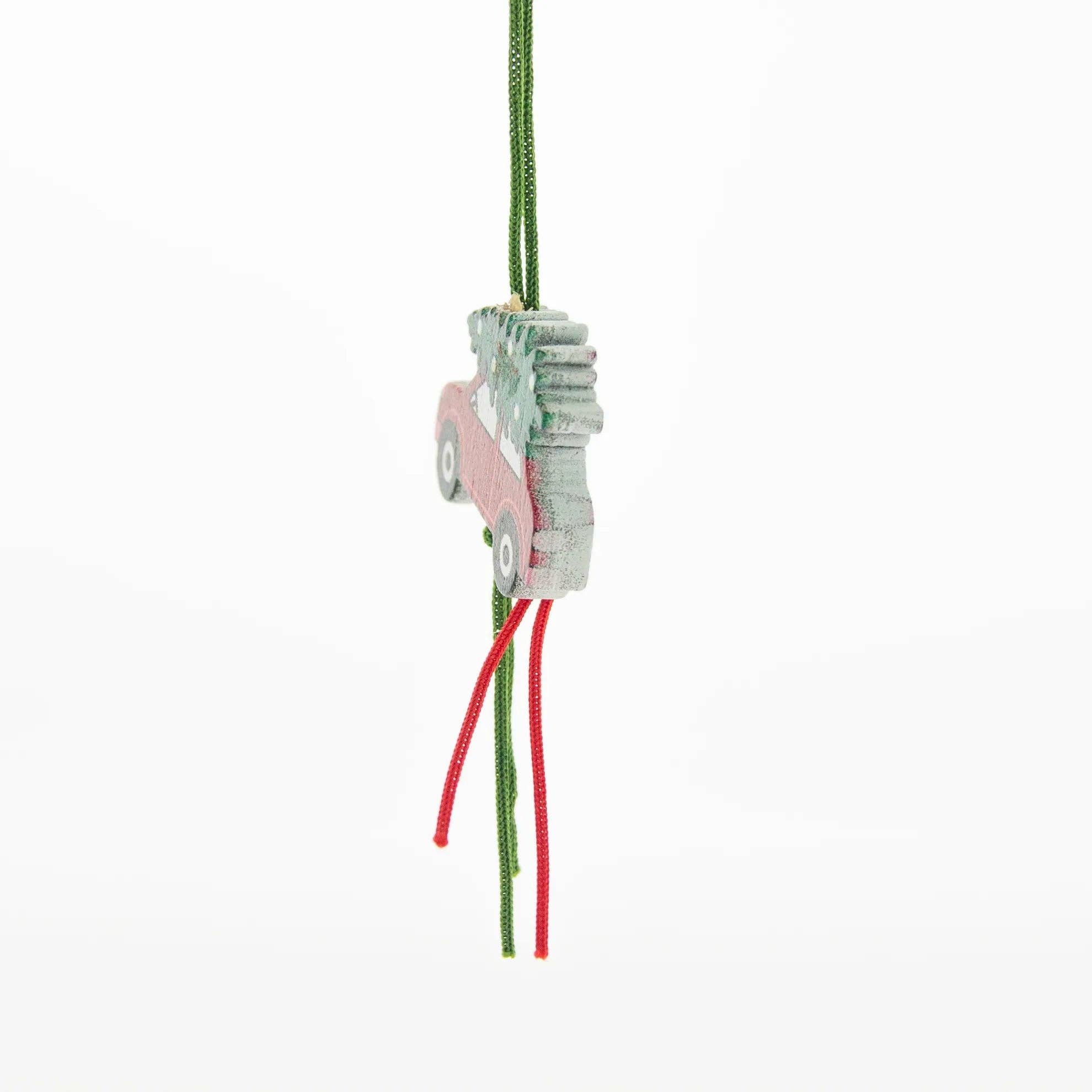 kadopapier.net – Großhandel Verzierung – Glücksweihnachtsauto Holz – Rotes Auto mit Weihnachtsbaum auf dem Dach – Schachtel 100 Stück1