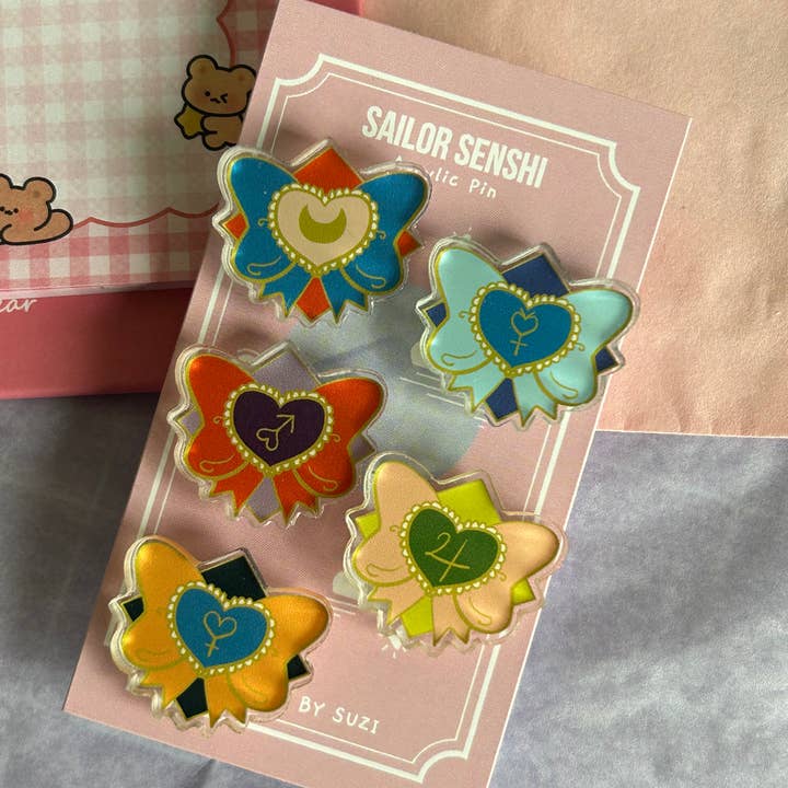 Magisk Bow Akryl Pin for engroshandel hos Bearpops Illustrations