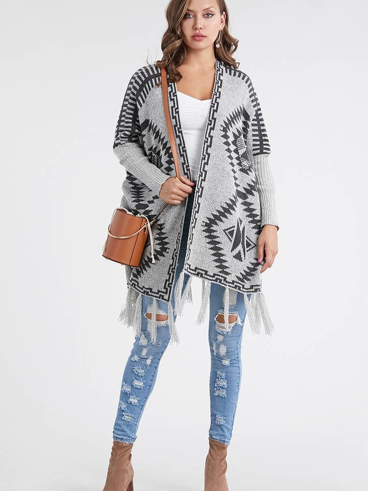 OUG10622 Pull en tricot poncho Tribal avec frange à pompons pour la vente par Oceanus Apparel