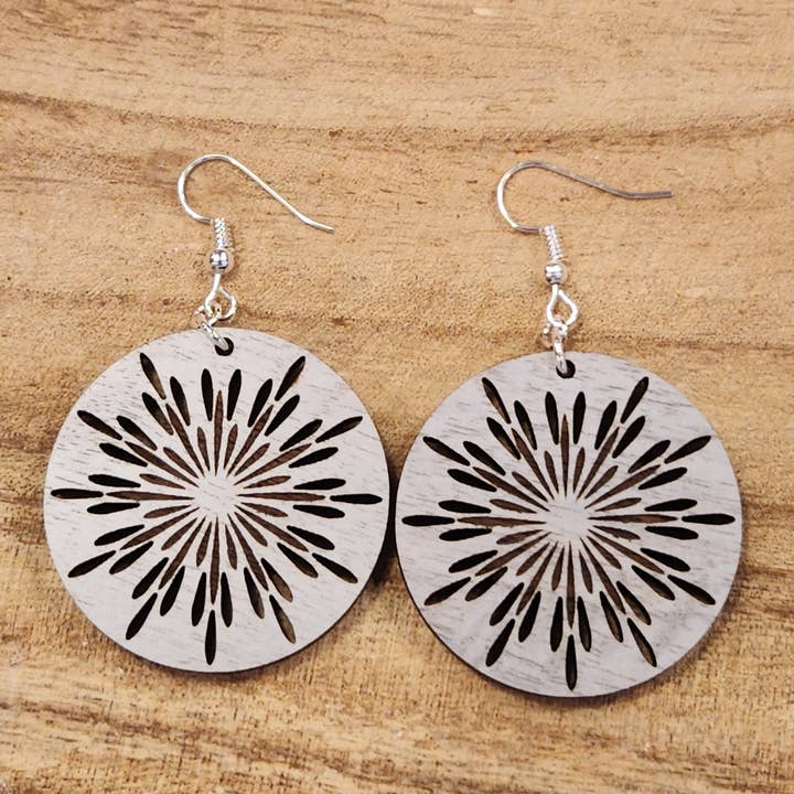 Pendentifs Burst pour la vente par Rustic River Engraving