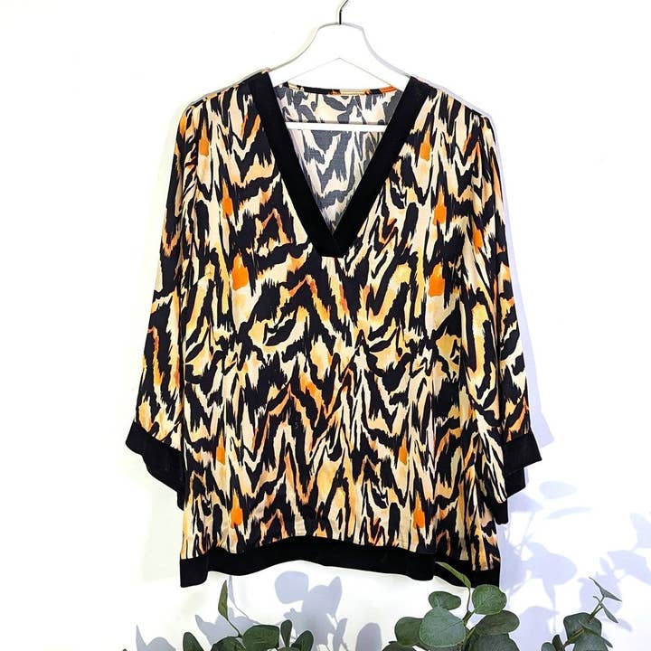 Top de tecido tipo cetim de viscose com estampado abstrato de animal e acabamento em veludo de luxo (M) por atacado de Tempest Designs