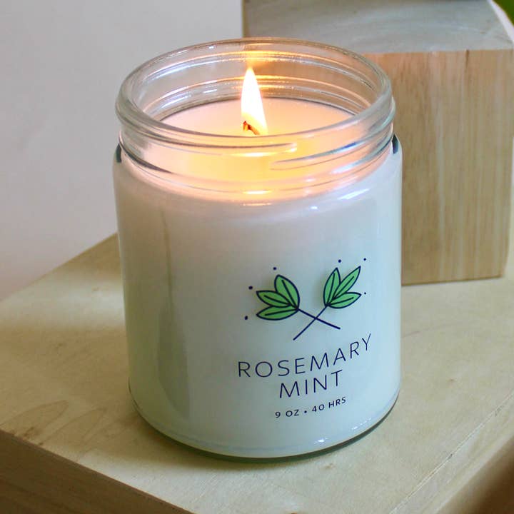 Candela in cera di soia firmata Rosemary Mint per la vendita all'ingrosso da parte di Handmade Habitat