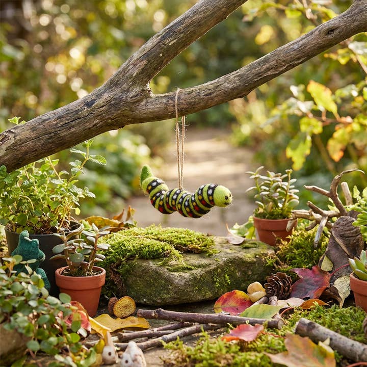 Décoration à suspendre en feutre fait main Carl the Caterpillar pour la vente par Felt So Good