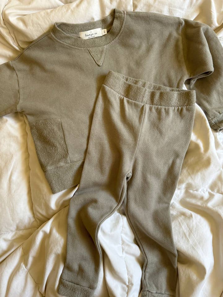 CONJUNTO DE CUELLO REDONDO DE FELPA FRANCESA PARA NIÑOS PEQUEÑOS (OLIVA FRESNO) para venta al por mayor de Lauryn Co