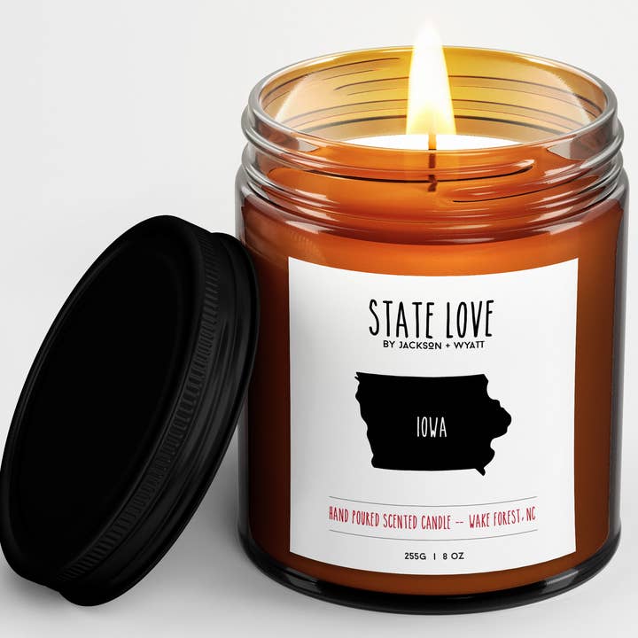 Candela profumata Iowa versata a mano. per la vendita all'ingrosso da parte di Jackson + Wyatt