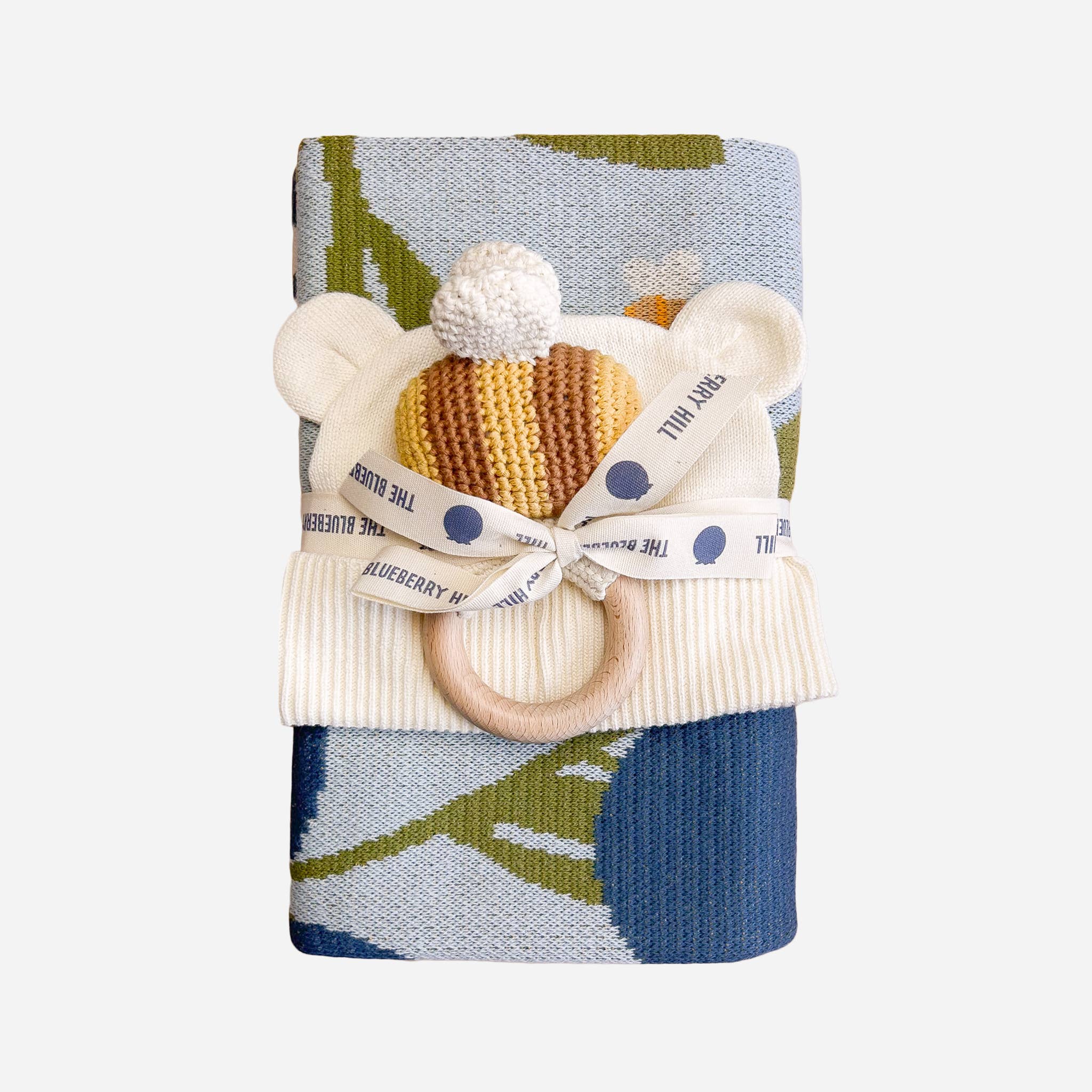 The Blueberry Hill – wholesale Gosefilt - Baby – Set Blåbär Filt Hatt Bitleksak Baby Nyfödd Doppresent5