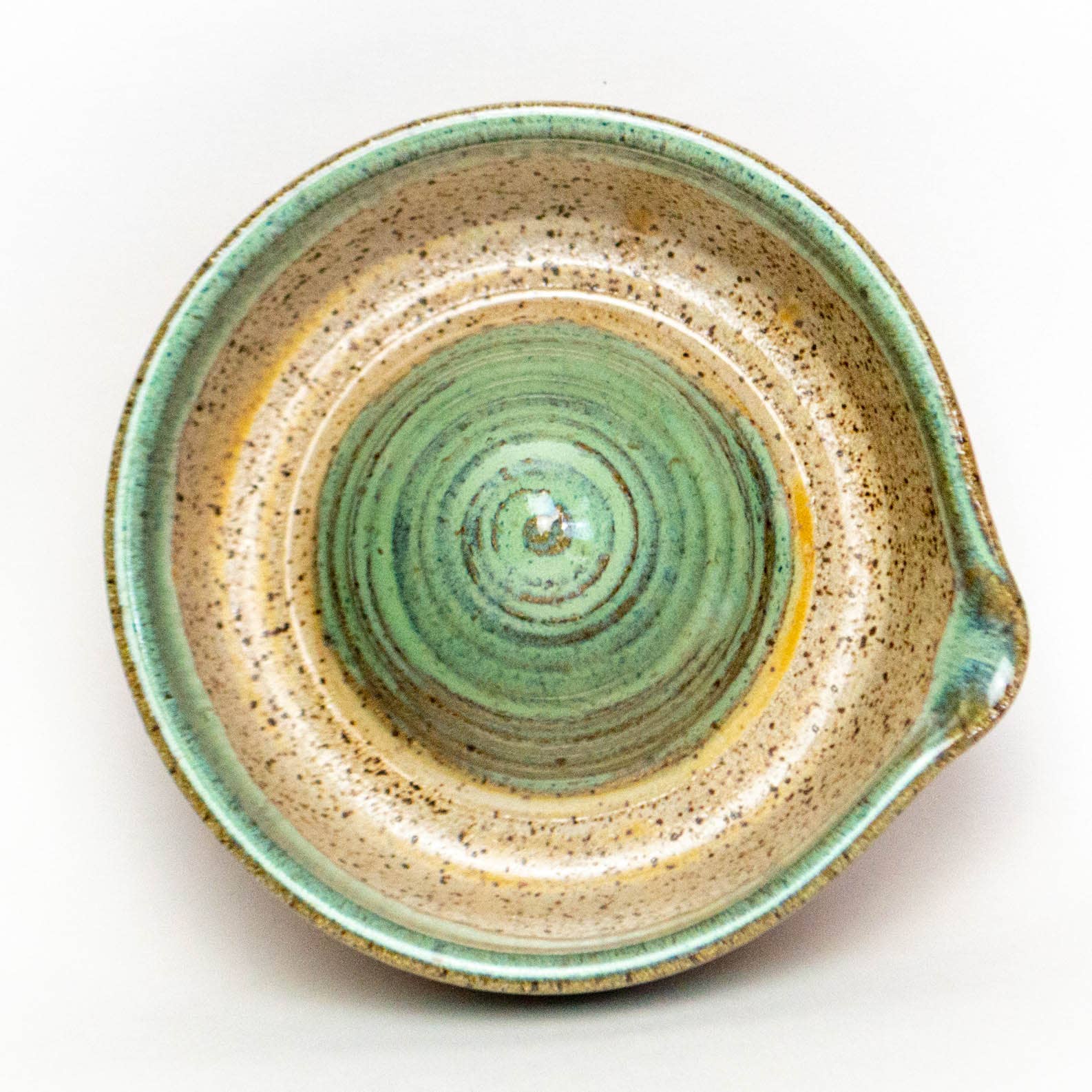 White Squirrel Clayworks – Espremedor por atacado – Espremedor de Cerâmica - Barro Feito à Mão - Verde e Bege1