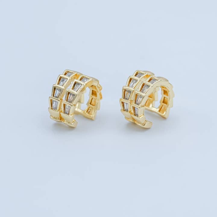 Pendientes de aro con diseño de escama y circonitas cúbicas baguette transparentes, chapados en oro de 24 quilates | AI176 para venta al por mayor de Aim Eternal