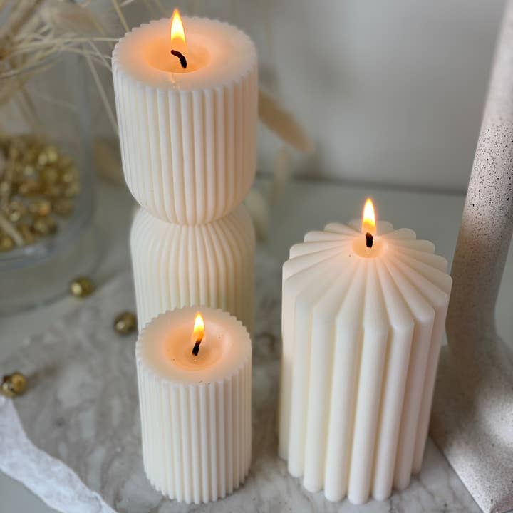 DE LA MUSHKA – wholesale Pelarljus – Parker tredelad rippad pelarljussats | Bordsdekoration | Ljusarrangemang1