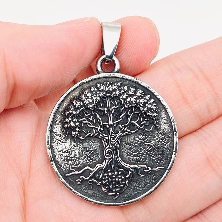 Tree of Life Cirkulært rustfrit stål vedhæng - MJ/MNP for engroshandel hos Mio Queena