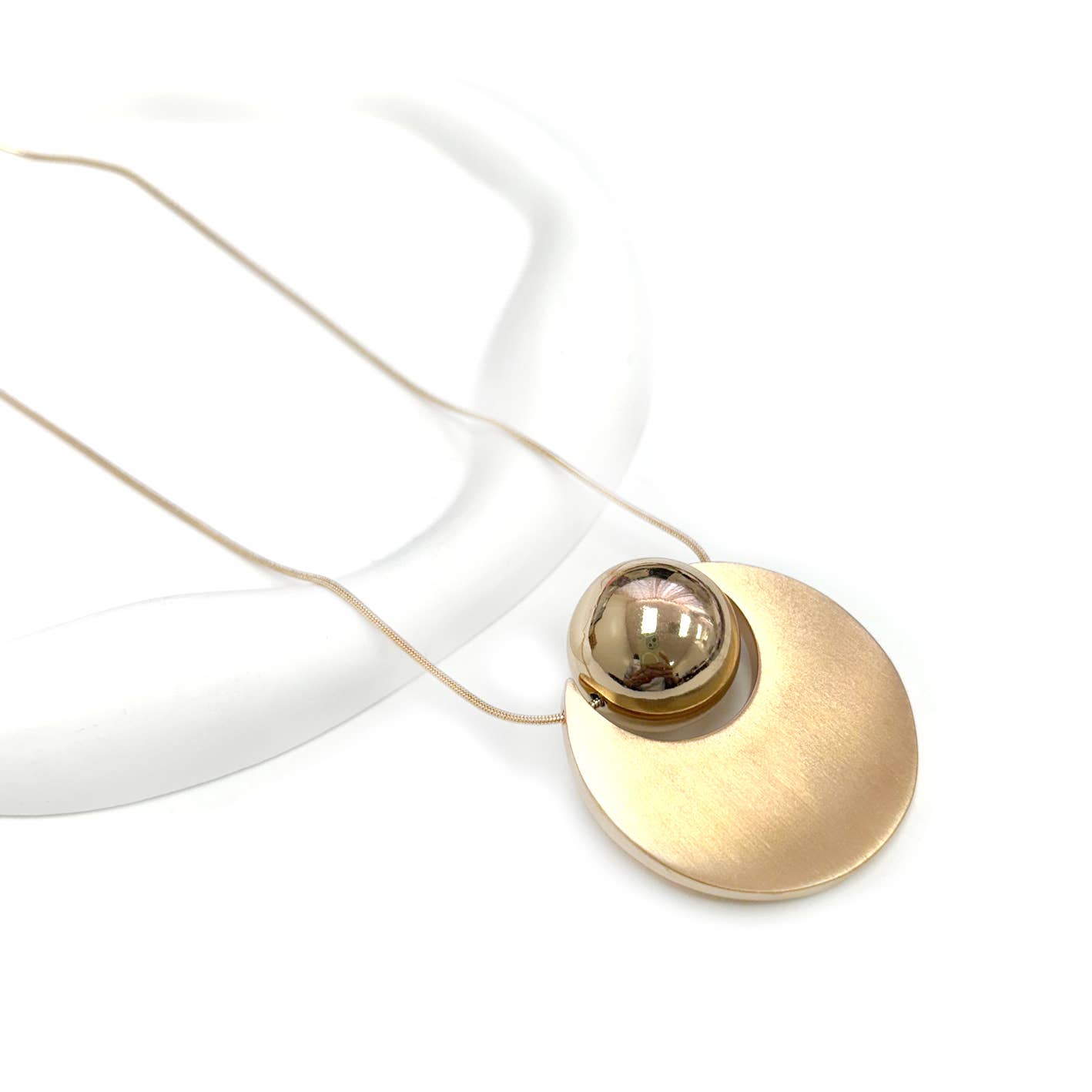 StarryNYC - Vendita all'ingrosso Collana con ciondolo/pendaglio - Collana lunga con mezzaluna con pendente a sfera con placcatura spazzolata2