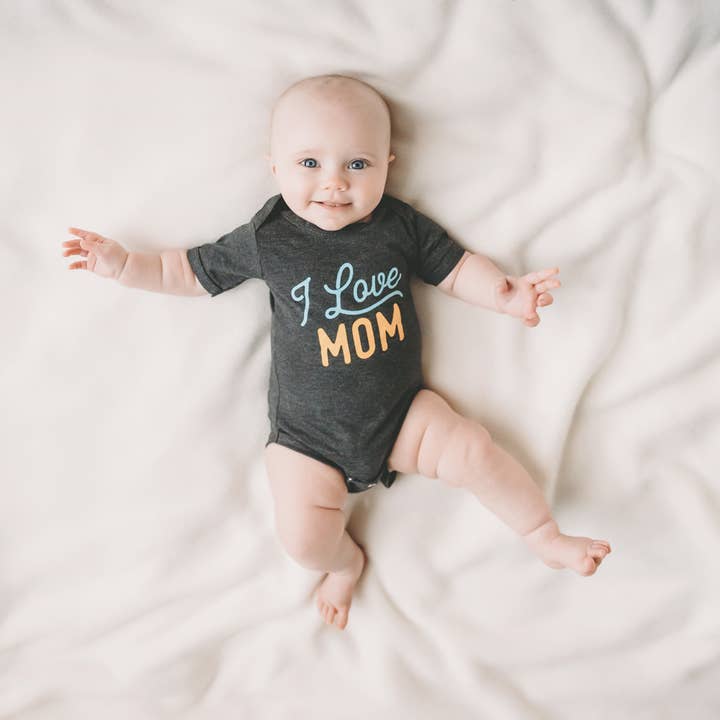 Sweetpea and Co. – Engroshandel Bodysuit - Baby – I Love Mom baby onesie, mors dag gave, babytøj1