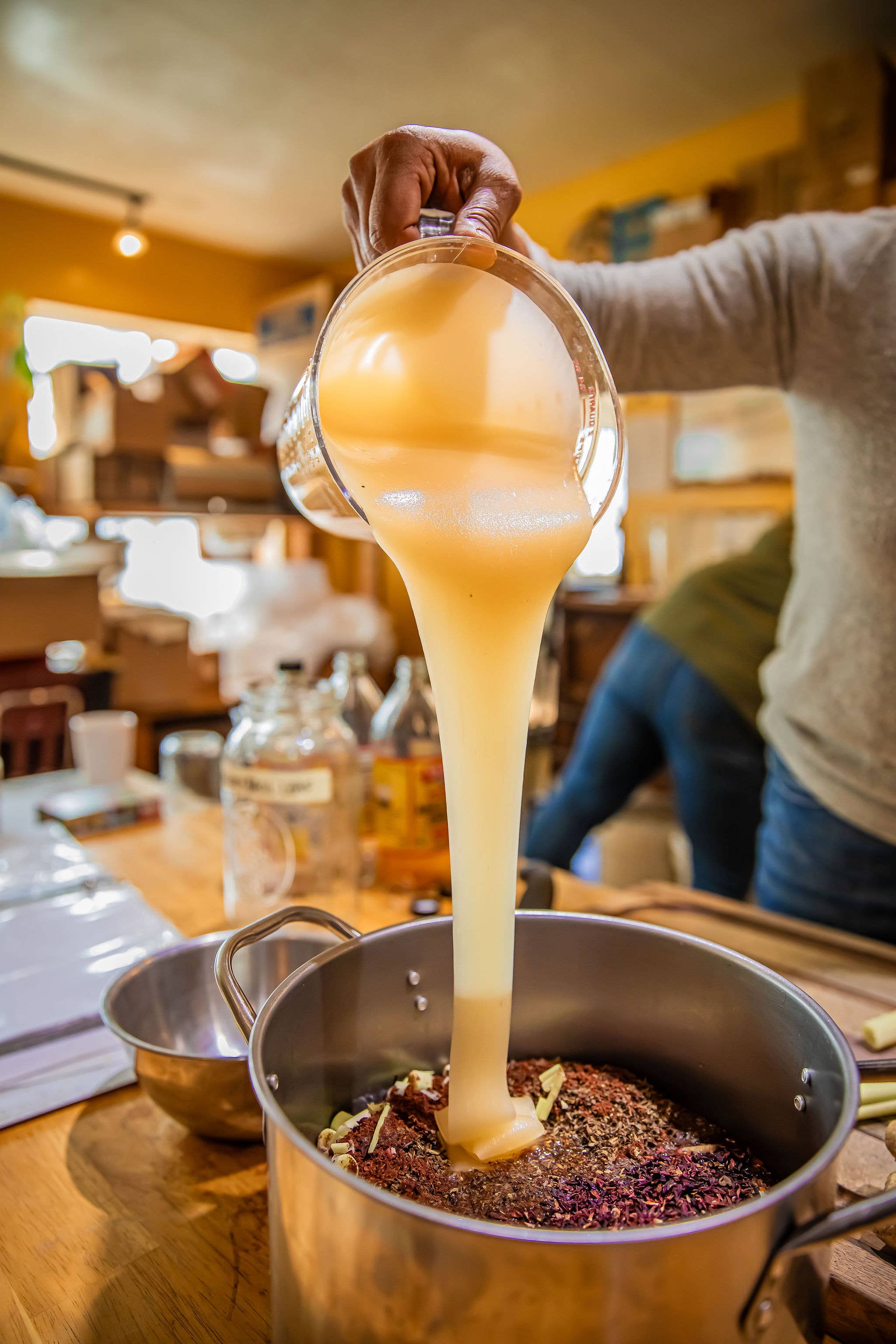 Hindu Hillbilly Honey – Großhandel Honig – Roher Knapweed- und Wildblumenhonig4