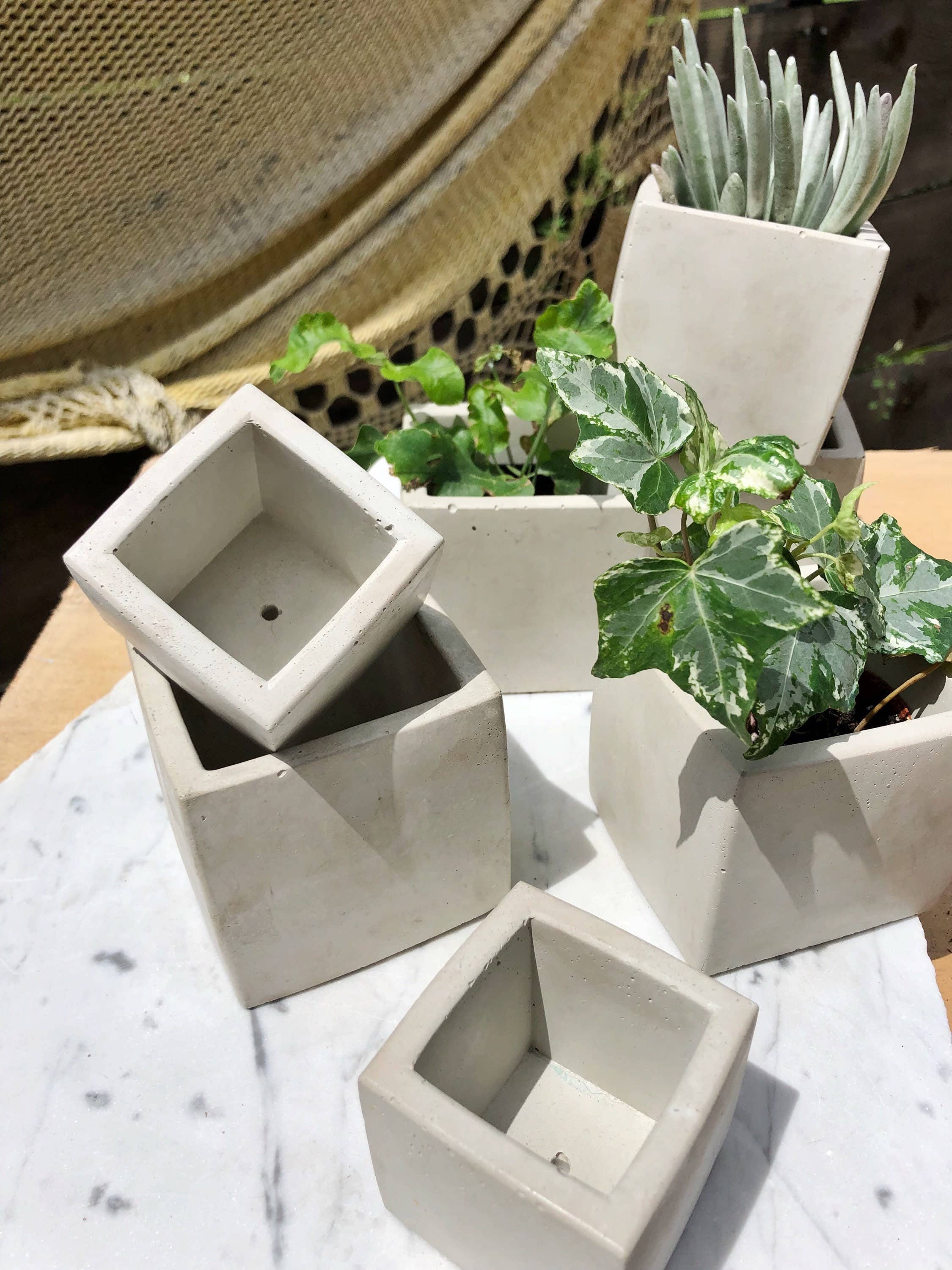 Made By Rheal – wholesale Kruka – Små fyrkantiga betongkruka0