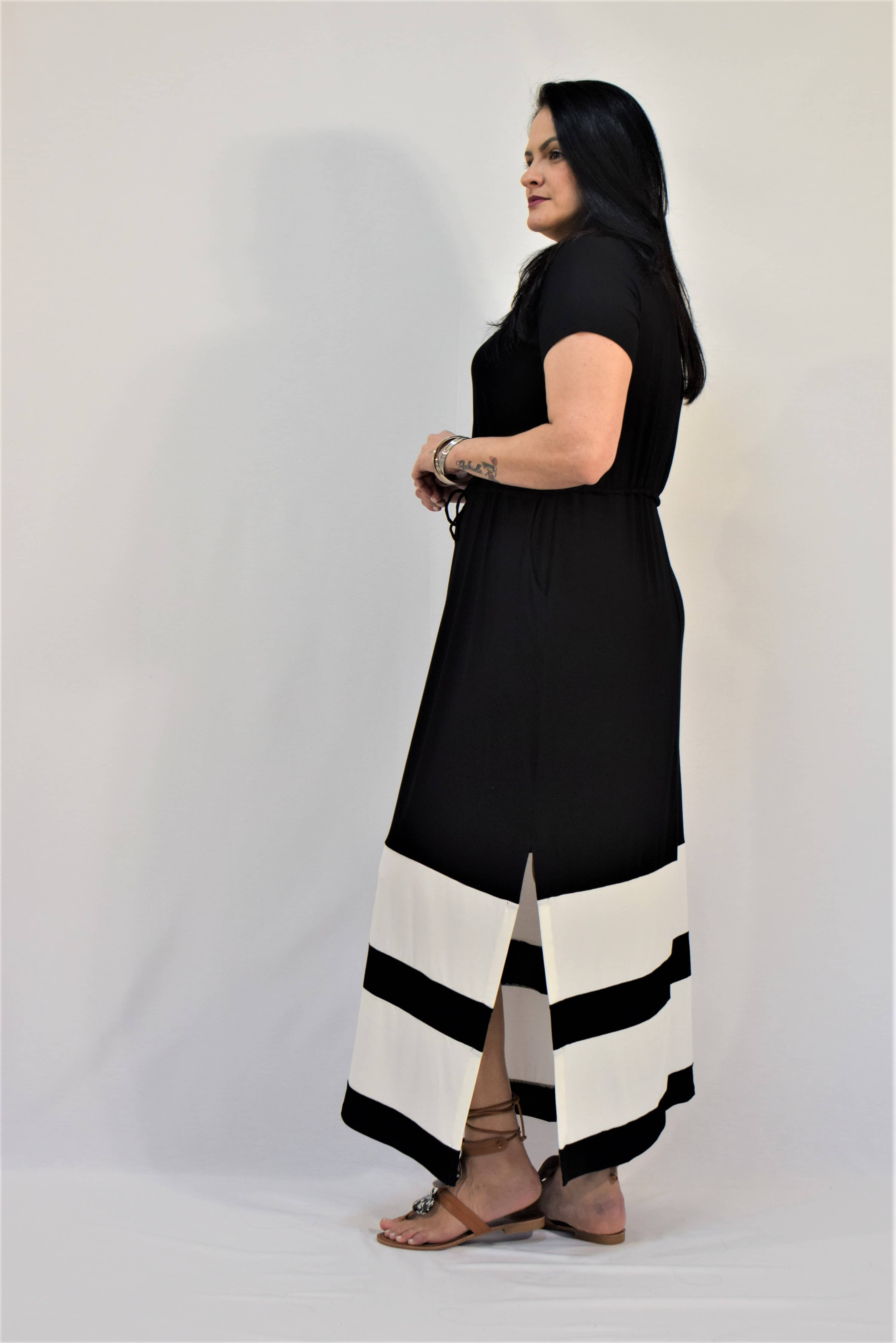 Sort og White-Off EcoVero™ caftankjole CHLOE – størrelse L til 6XL for engroshandel på Faire4