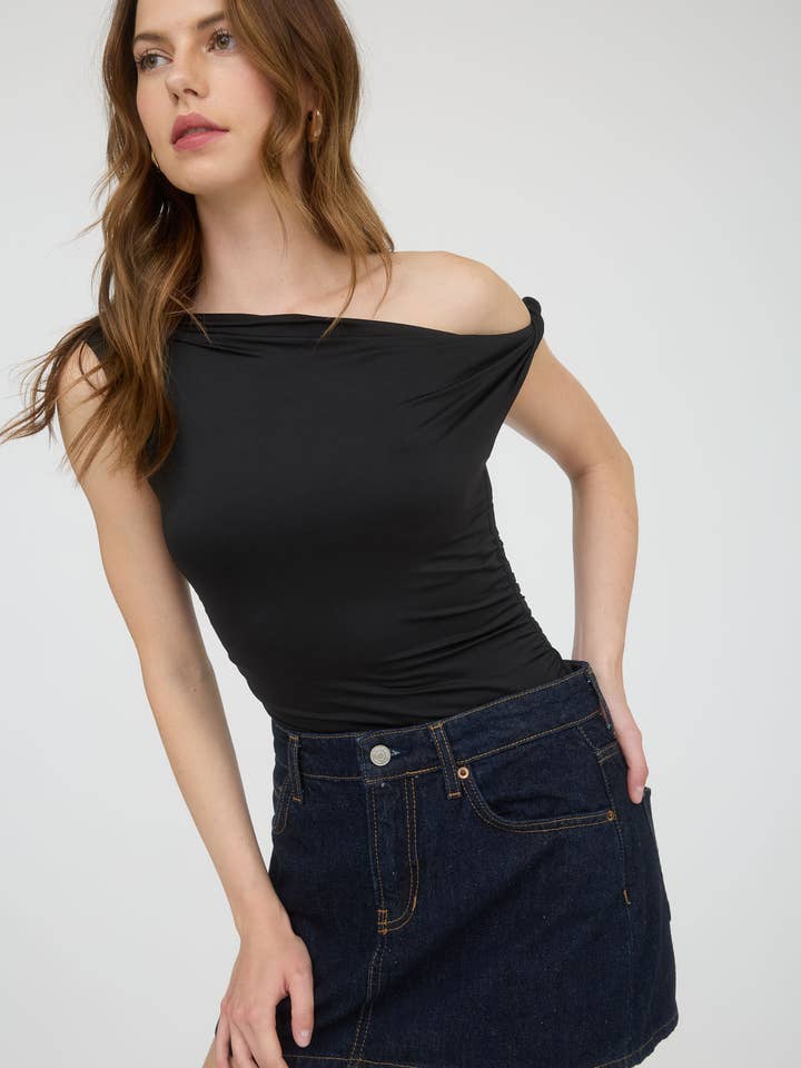 TOP ASYMÉTRIQUE EN MAILLE À ÉPAULE DÉNUDÉE pour la vente par The Workshop Studio