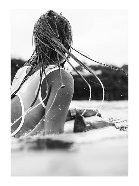 Surfergirl beim Surfen für den Großhandel von Wallified