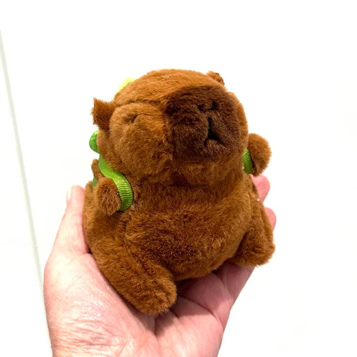 iconic mi – Großhandel Schlüsselanhänger – Damen – Beutelanhänger Capybara Plüsch-Schlüsselanhänger mit Schildkrötenrucksack