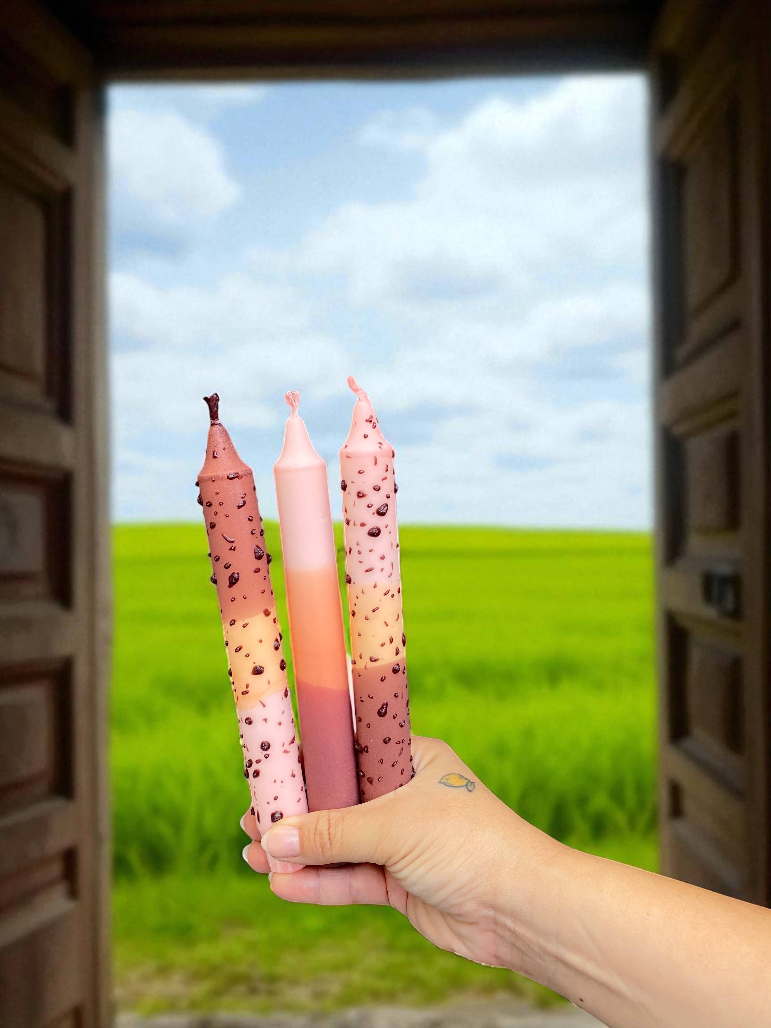 Kupkup HB. - Fi Design Studio Co. – vela pilar por atacado – Brilho Alegre | Vela Tapper Outono em Nova Iorque | 2,3x20 cm5