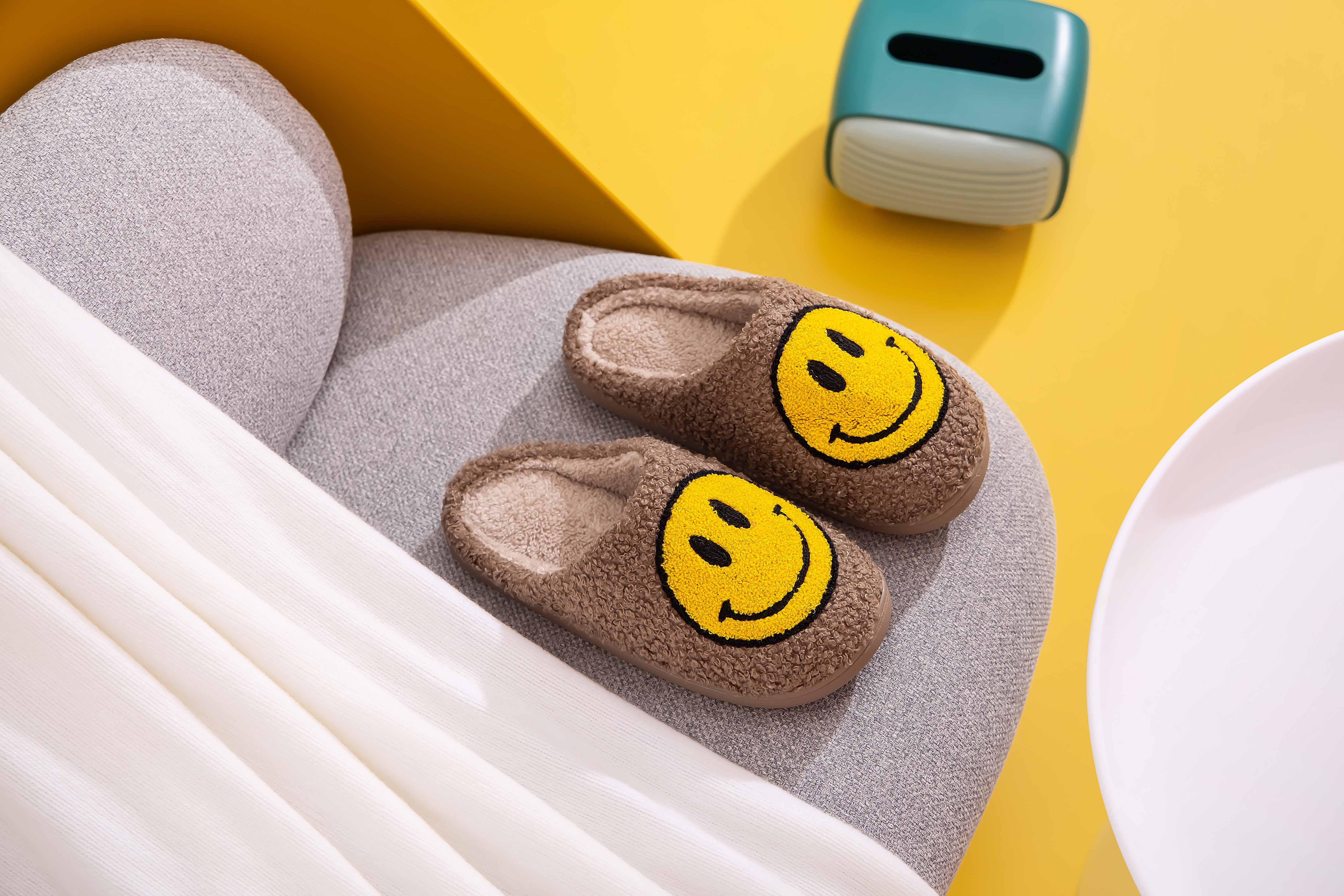 Shop Lev - Vente Chaussons – femme - Chaussons confort à semelle légère en fausse fourrure douce avec visage souriant pour adulte28