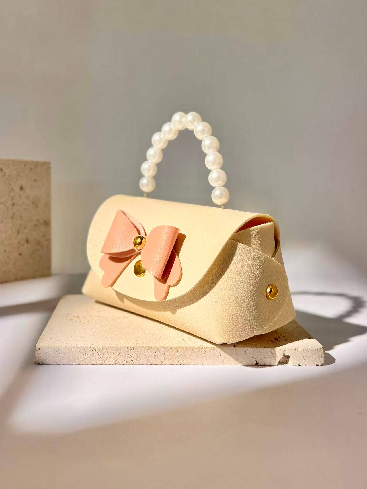 COSMOS – Saco de presente por atacado – Mini Saco de Presente Chique e Fofo com Pérolas e Laço Elegante1