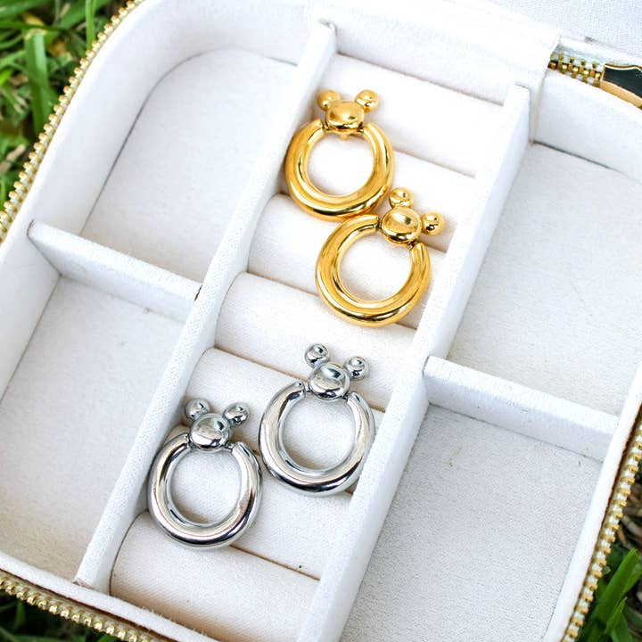 Ohrringe von Leader of the Club für den Großhandel von Spinning Carousel Company