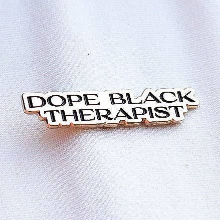 Dope Black Therapist Emalje Pin for engroshandel hos A Unique Perspective
