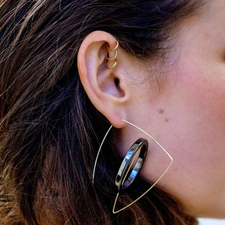 Grandi orecchini asimmetrici con agata nera, quarzo bianco ed ematite per la vendita all'ingrosso da parte di Melissa McArthur - Jewellery Made in London